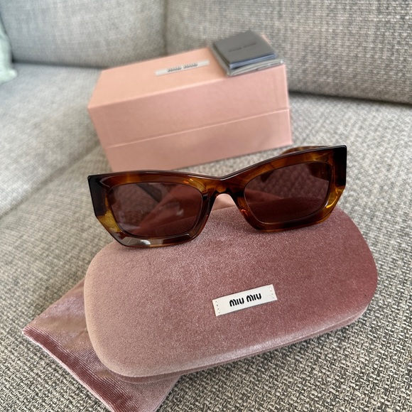 ❗️❗️SOLD❗️❗️Miu Miu Sunglasses - Picture 1 of 7